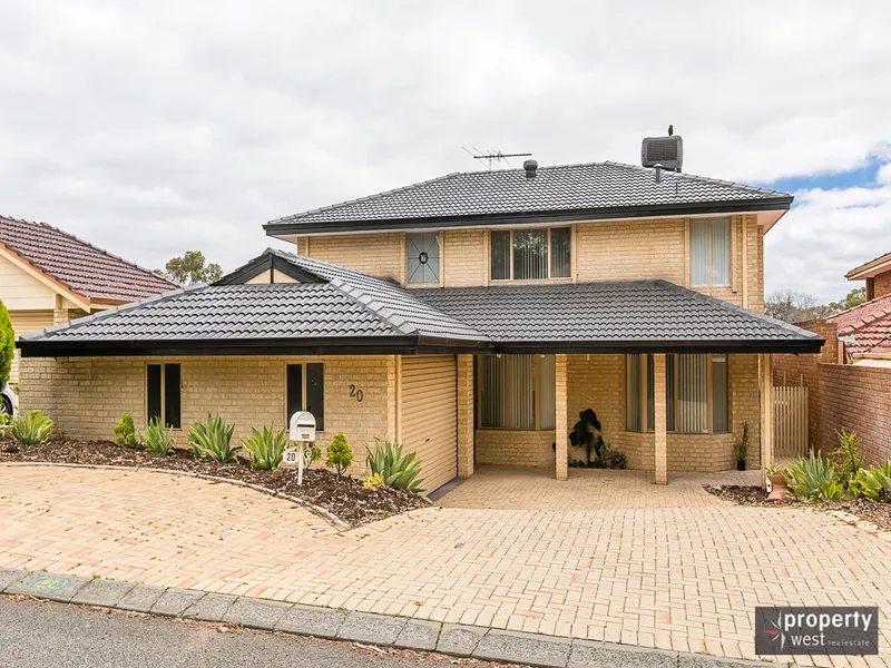 Fabulous 4 x 2 Overlooking the Golf Course