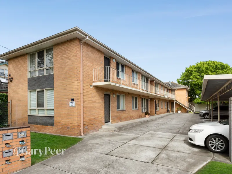 Beautifully renovated large 2 bedroom apartment