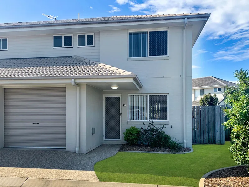 Modern Townhome, Convenient Location and Available to Move into Now!