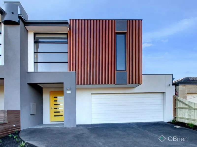 Beautiful Modern townhouse within a short stroll to the beach and all Main Street Mornington has to offer.