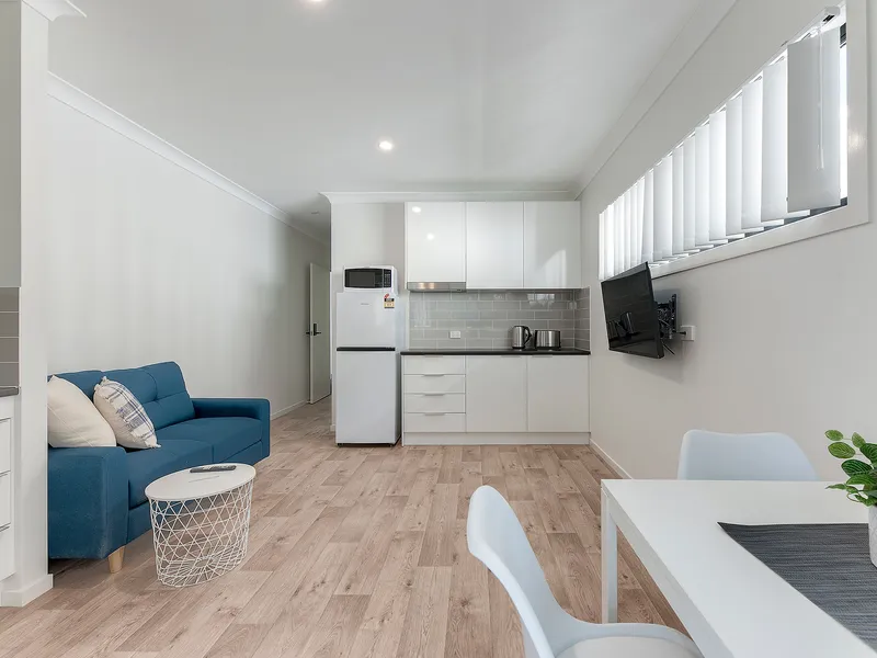 BRAND NEW, FULLY FURNISHED, DESIGNER APARTMENTS – BILLS INCLUDED!