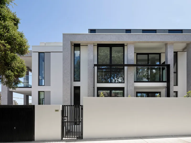 Ground floor 3 bedroom apartment with private entrance