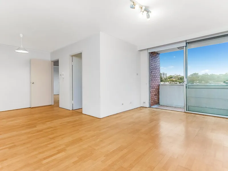 Beachside top floor apartment living in Bronte