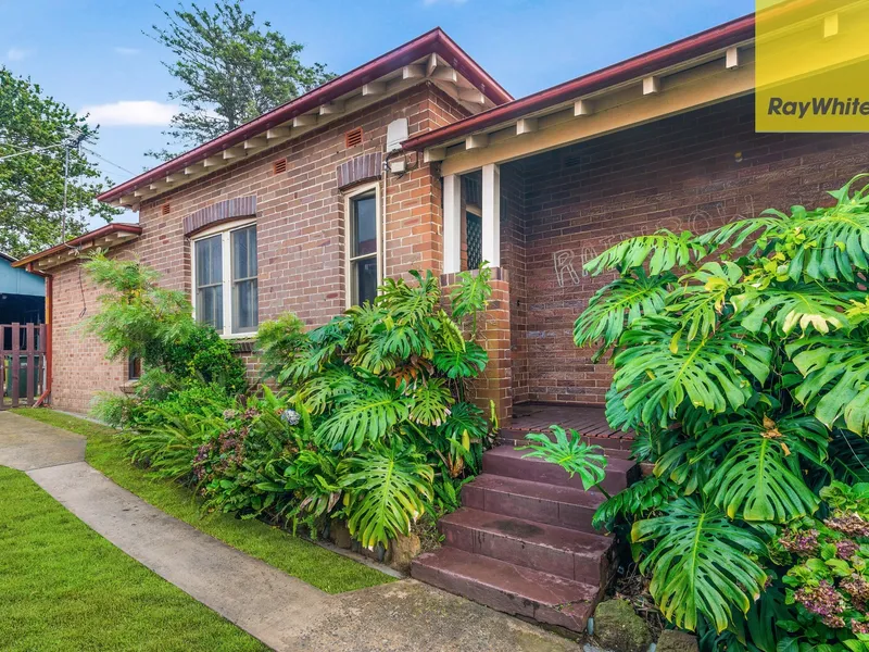 SOLID DOUBLE-BRICK HOME ON THE HIGH SIDE
