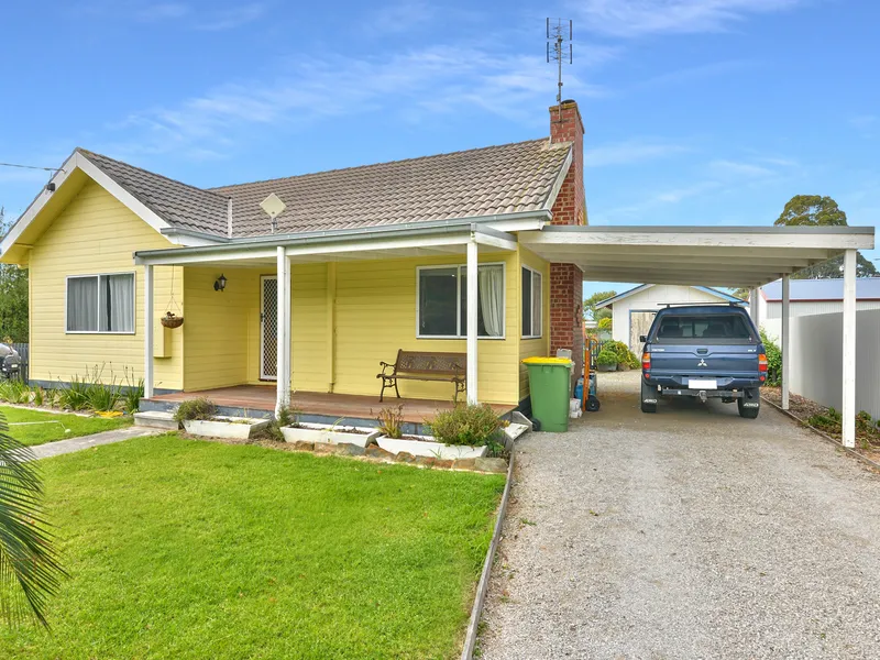 COTTAGE LIVING ON A 3/4 ACRE BLOCK