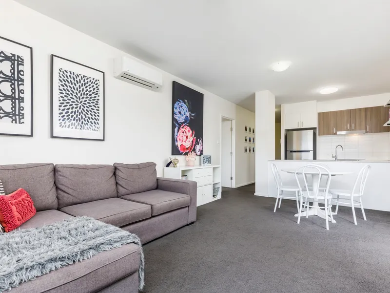 Beautifully-presented apartment ready for immediate enjoyment
