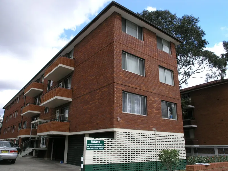 1ST FLOOR APARTMENT CLOSE TO TRANSPORT & CBD