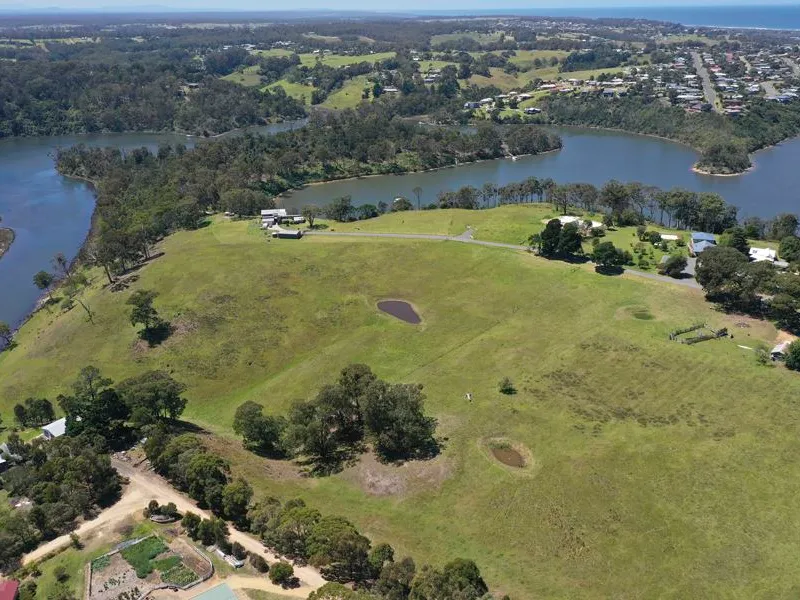 Acreage Paradise Close to Town