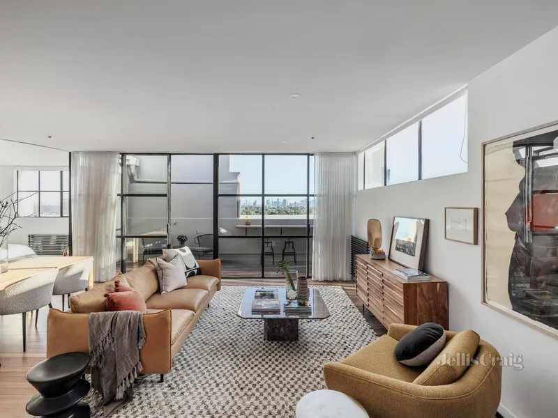 ULTRA COOL PENTHOUSE WITH INCREDIBLE VIEWS IN HISTORIC LANDMARK