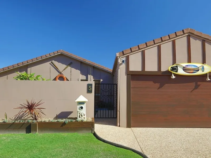 Family Home with Inground Swimming Pool in Private Beach Courts