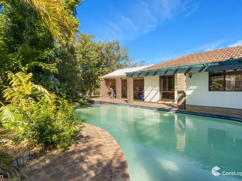 LARGE HOME WITH POOL