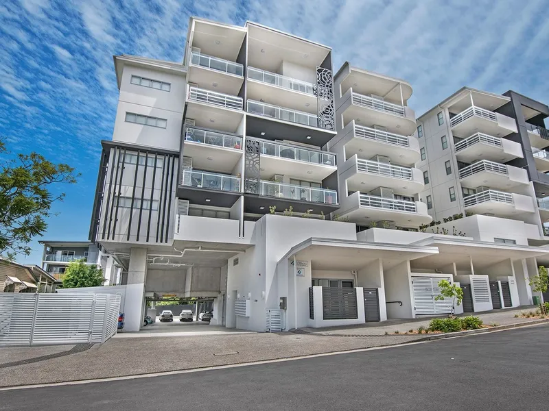 Luxury 2 Bedroom Apartment at Wooloowin - Perfect Location!