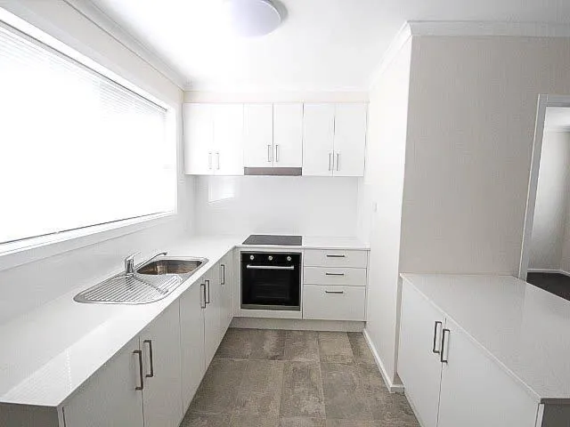 CLOSE TO SHOPS & TRANSPORT 