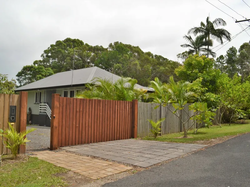 Seaside Cottage Set In Natural Bushland - Neat As A Pin.