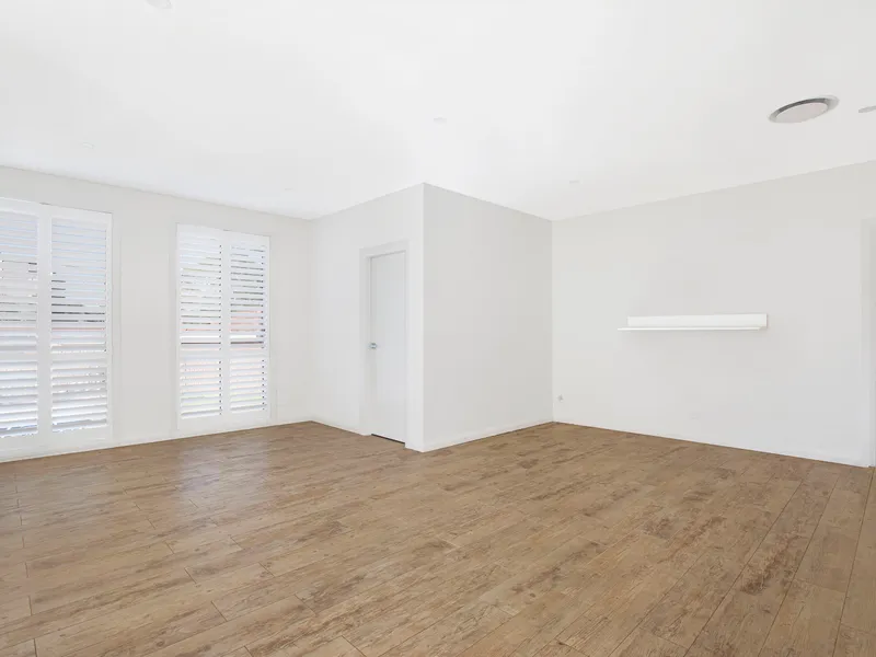 Contemporary Town/ Pet Friendly