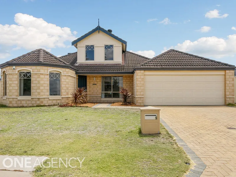 UNDER OFFER by Alexander Moss & Marianne Woon - Big House! Beautiful Views!