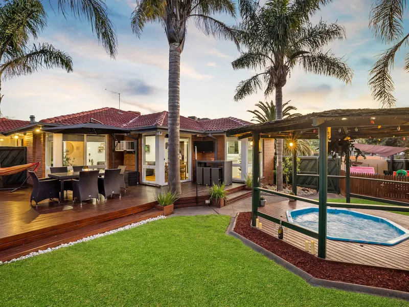 Sunny Entertainer in Sweeping Corner Gardens