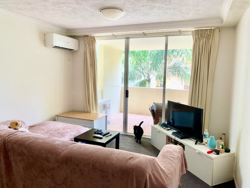 A Resort-style 2 bed 2 bath Apartment with View of the pool and garden
