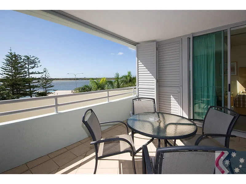 Spacious 2 bedroom and 1 bathroom with views of the Broadwater.