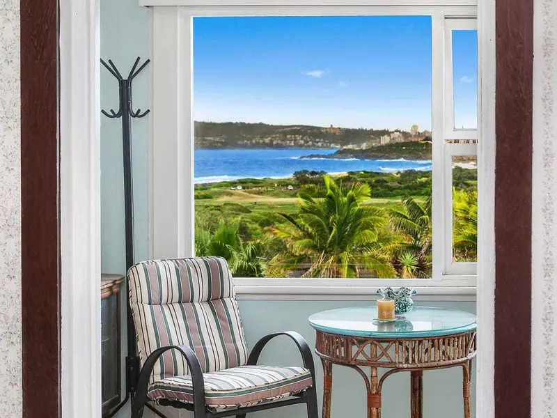 Sunny Beach Side Cottage With Fantastic View of Curl Curl Beach!