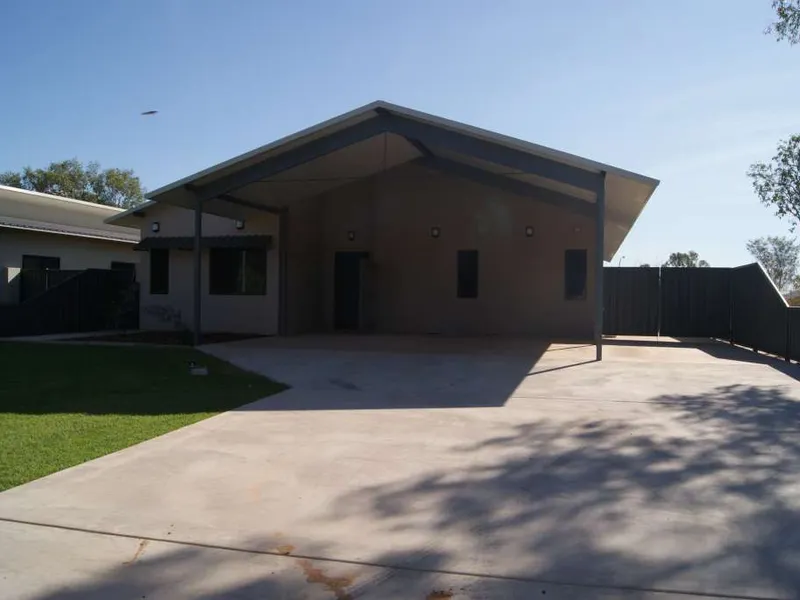 MODERN 4 BED 2 BATHROOM HOME IN LAKESIDE