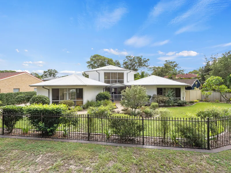 STUNNING ARCHITECTURALLY DESIGNED HOME !