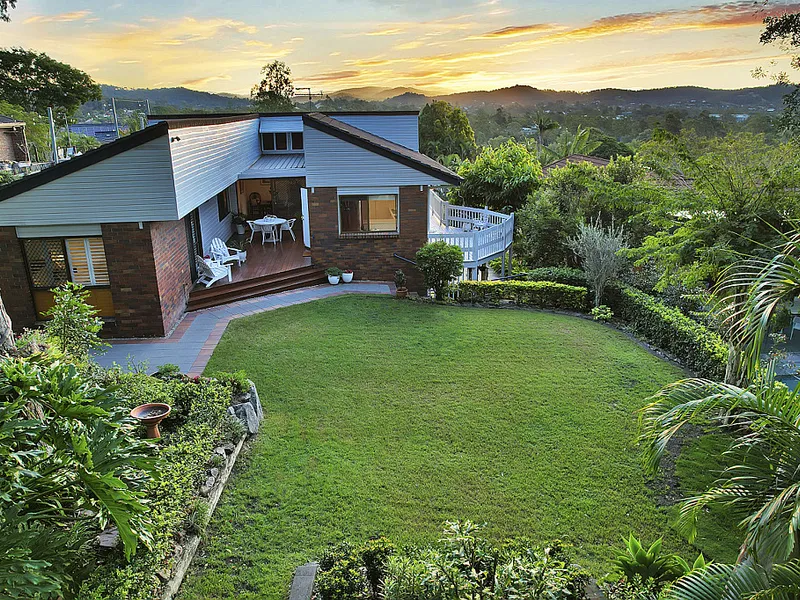 Iconic Family Home Aligns Protected Bushland