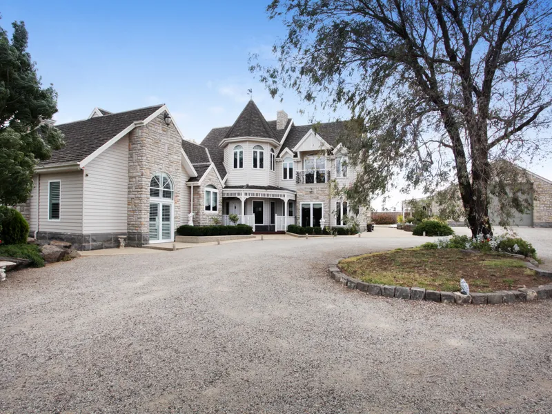 Grand, Luxury & Sophisticated Residence on a Gigantic Allotment