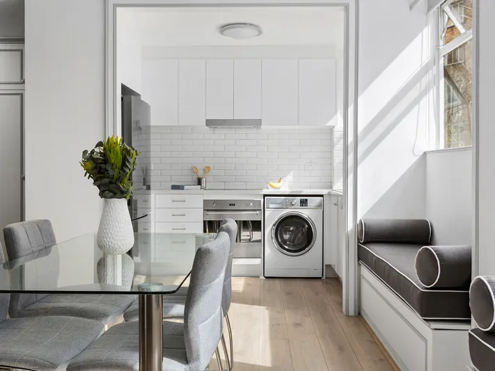 Corner position in quiet location with Parking