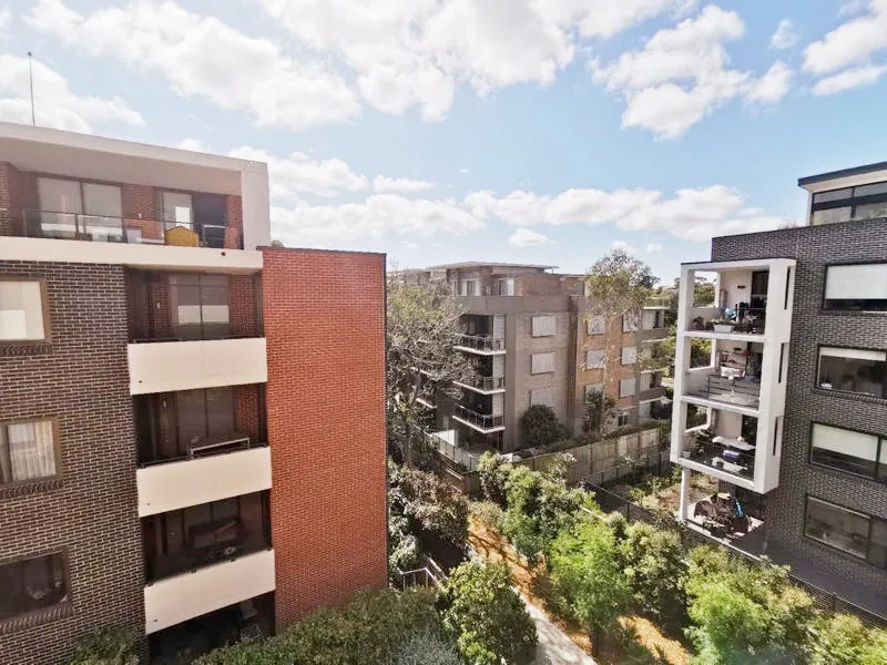 Nearly Brand new specious 2 bedrooms apartment with great location