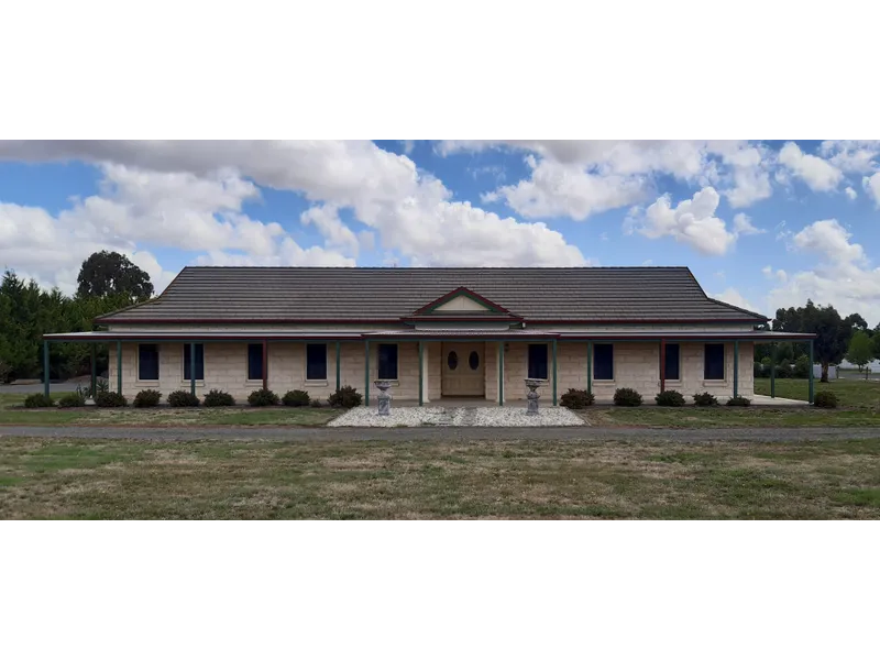 4-5 Bedroom Family Home on 1.5acres (approx)