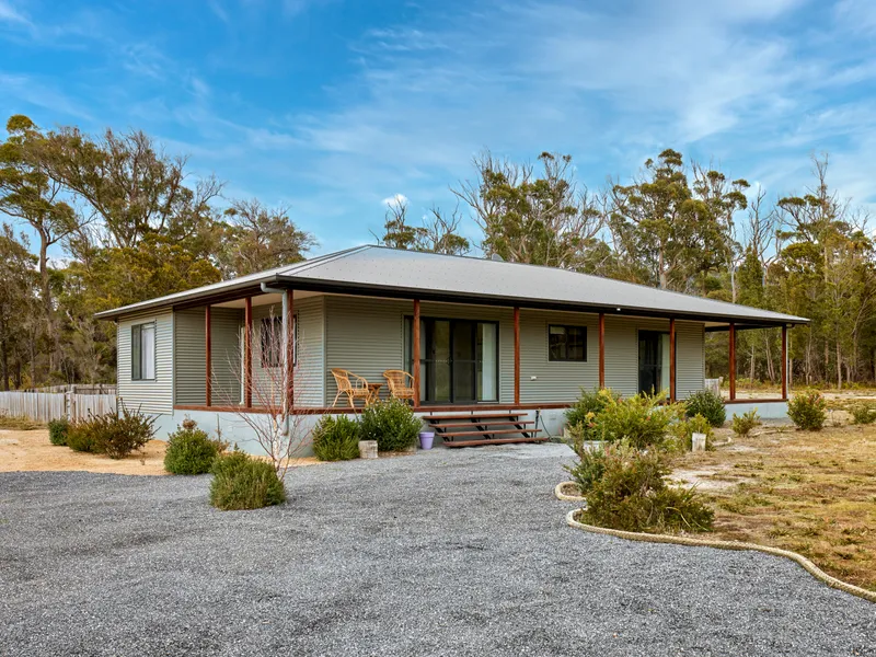 A Quiet Bush Retreat Close to the Coast