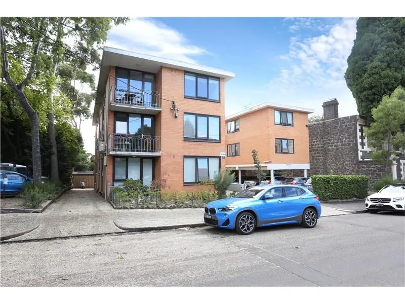 CITY FRINGE PARKLAND LOCATION - DOUBLE GLAZED EXCELLENT CONDITION- NO WATER BILLS!