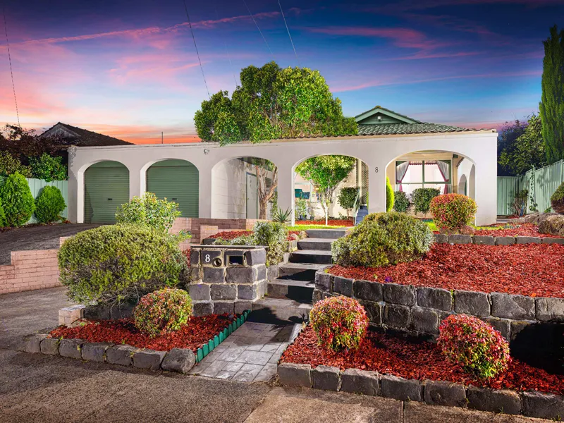 A Lifestyle Of Indoor/Outdoor Ease With A Lucky Number 8 Court Position