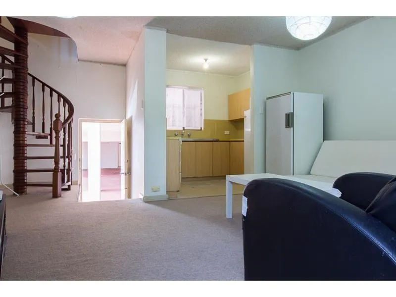 Walking distance to the University of Western Australia!!! AVAILABLE NOW TO RENT