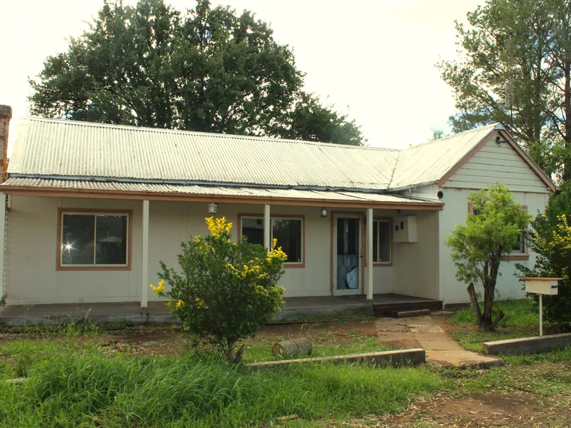 WELL LOCATED COUNTRY COTTAGE