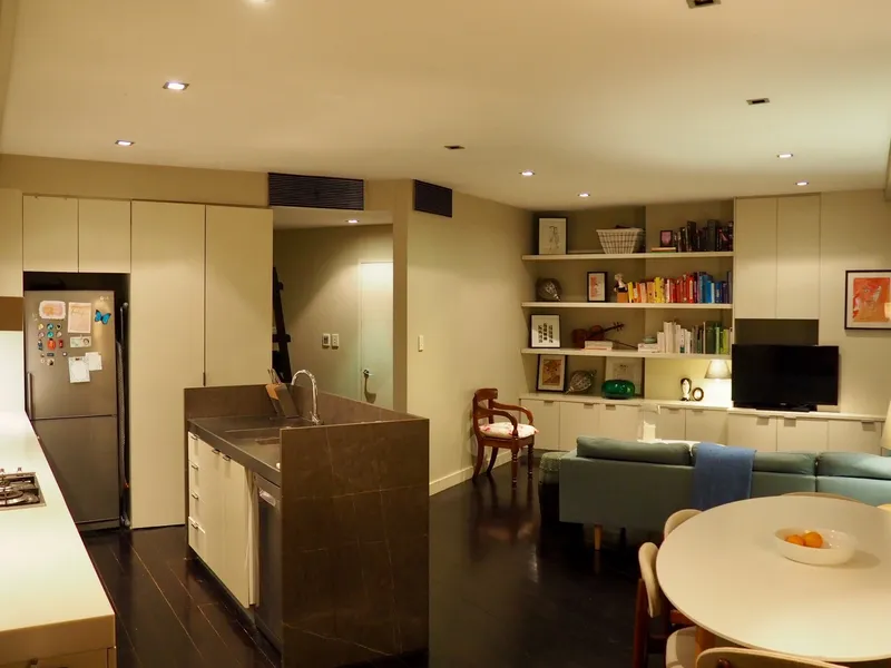 SPACIOUS TOP FLOOR 1 BEDROOM APARTMENT IN THE HEART OF SURRY HILLS