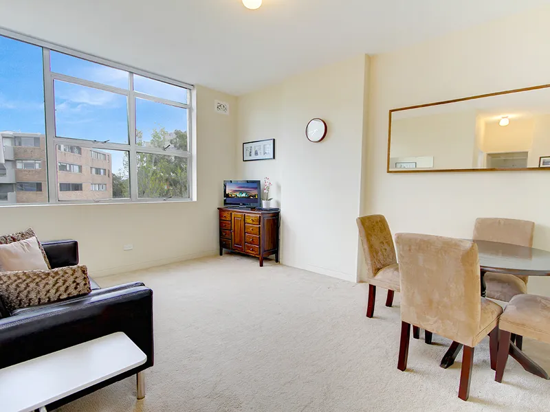 SUNNY NORTH FACING LARGE APARTMENT  ON RUSHCUTTERS BAY PARK + PARKING INCLUDED 