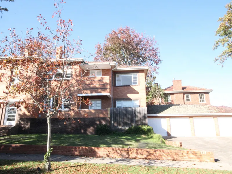 Spacious art deco apartment!