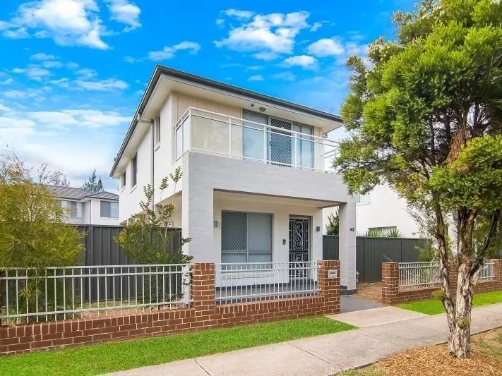 SPACIOUS 4 BEDROOMS BEAUTIFUL FAMILY HOME