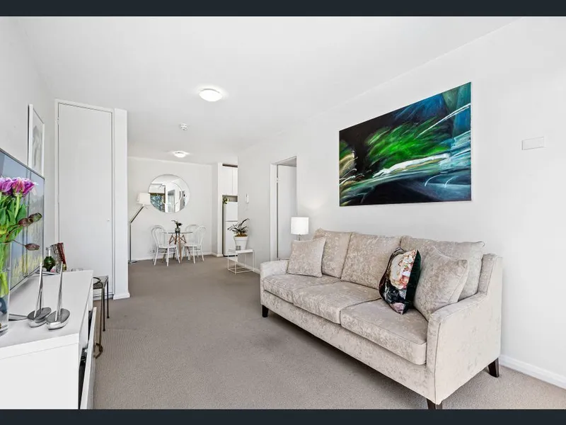 Immaculate & Bright with Parking in Prime Harbourside Location