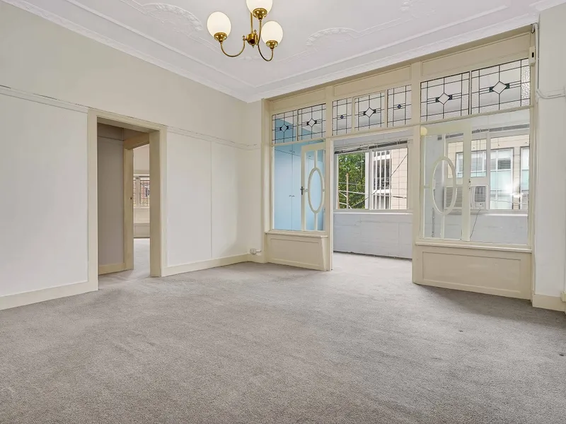 Renovated Charming 2 bedroom Unit, SPACIOUS & Convenient location