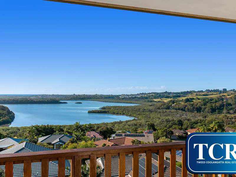 STUNNING VIEWS OVER THE BROADWATER