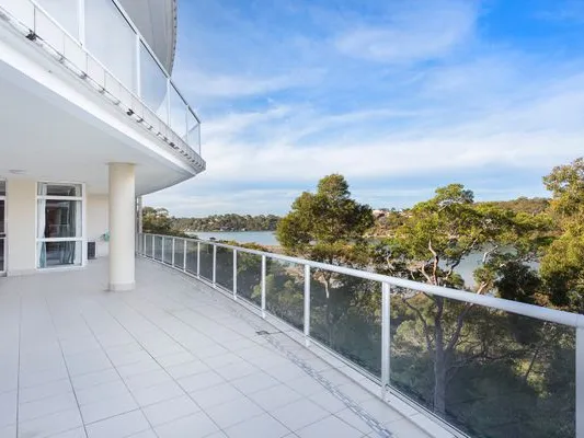 Modern 3 Bedroom Apartment with Spectacular Views and Double Lock Up Garage