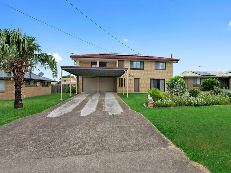 MUST SEE, LARGE FAMILY HOME WITH A HUGE YARD!