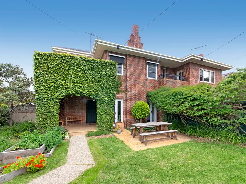 Please contact Molly Rogerson to arrange an inspection; sandringhampm2@hodges.com.au