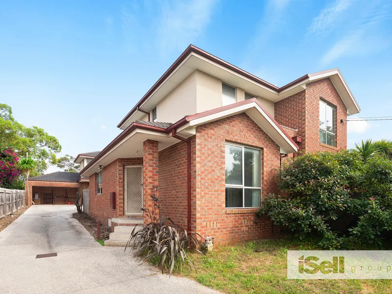 LOW MAINTENANCE TOWNHOUSE WITH A-GRADE CONVENIENCE