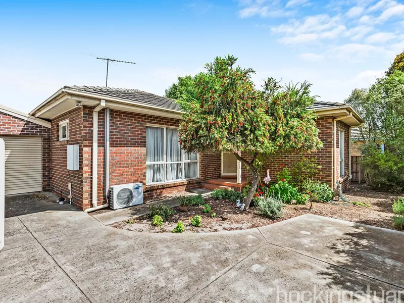 YOUR COMFORTABLE SANCTUARY AWAITS! WALK TO EVERYTHING IN MENTONE!