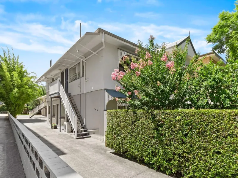 Conveniently located unit in leafy New Farm