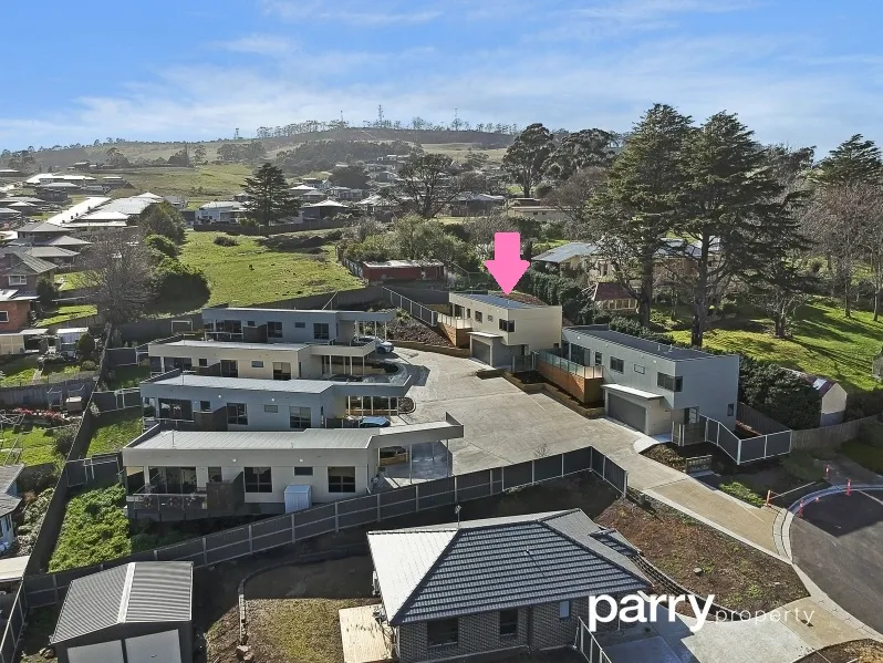 Private & Sun-filled Townhouse in St Leonards! 